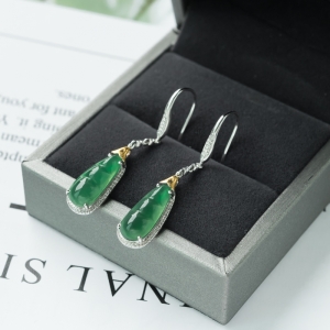 18K糯冰种翠绿翡翠福豆耳坠