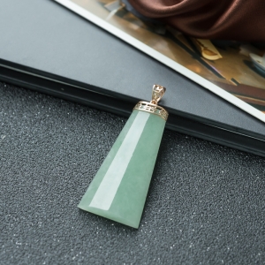 18K糯冰种浅绿翡翠无事牌吊坠