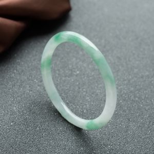 52.5mm糯冰种飘翠翡翠贵妃镯