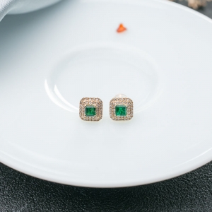 18K鲜绿祖母绿耳钉