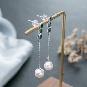 18K鲜绿祖母绿耳坠