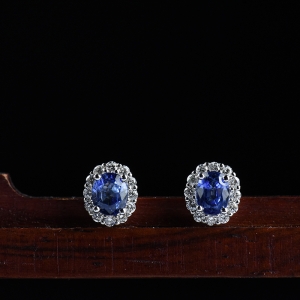 18K矢车菊蓝蓝宝石耳钉