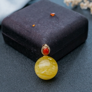 18K白花蜜蜡圆珠吊坠