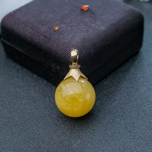 18K鸡油黄蜜蜡圆珠吊坠