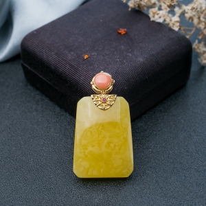 18K鸡油黄蜜蜡无事牌吊坠