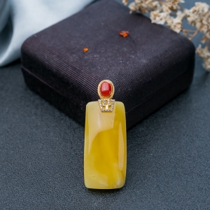 18K鸡油黄蜜蜡无事牌吊坠
