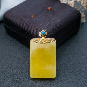 18K鸡油黄蜜蜡无事牌吊坠