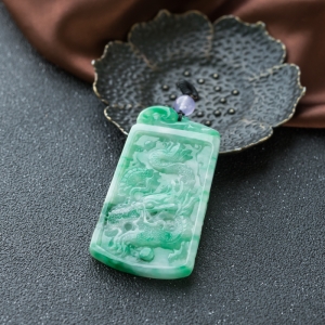 糯种飘翠翡翠飞龙在天吊坠