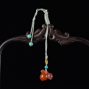 冰飘南红寿桃吊坠