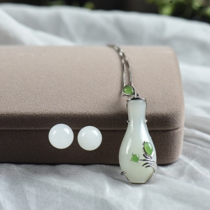 银镶山料和田白玉花瓶玉套装