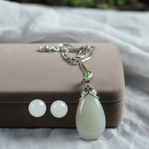 银镶山料和田白玉套装