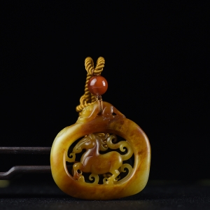 籽料和田玉黄沁马上封侯吊坠