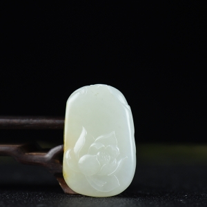 籽料和田白玉荷花吊坠