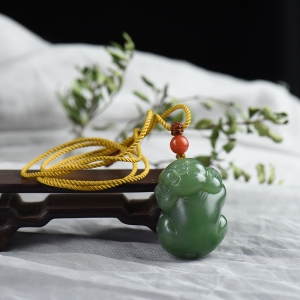 山料和田碧玉福猪吊坠