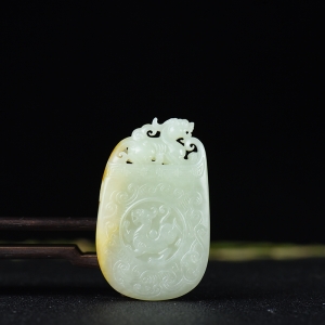 籽料和田白玉守护吊坠