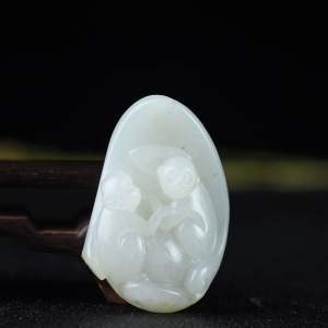 籽料和田白玉灵猴献瑞吊坠