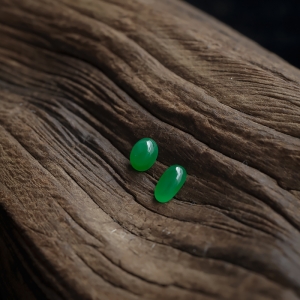 糯冰种阳绿翡翠蛋面形戒面（两件）