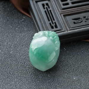 糯种飘翠翡翠灵猴献寿吊坠