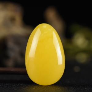 鸡油黄蜜蜡水滴吊坠