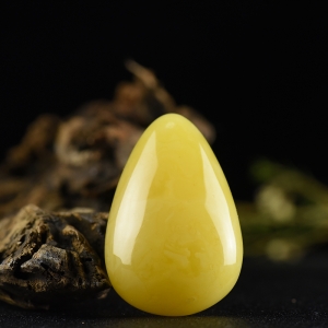 鸡油黄蜜蜡水滴吊坠