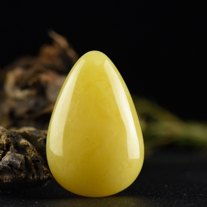 鸡油黄蜜蜡水滴吊坠