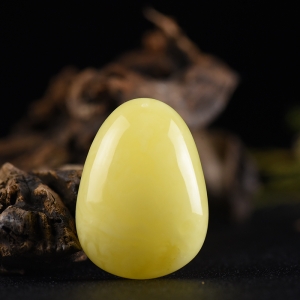 鸡油黄蜜蜡水滴吊坠