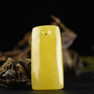 鸡油黄蜜蜡无事牌吊坠