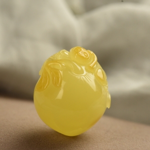 鸡油黄蜜蜡灵猴献寿吊坠