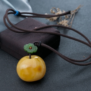 鸡油黄蜜蜡随形吊坠