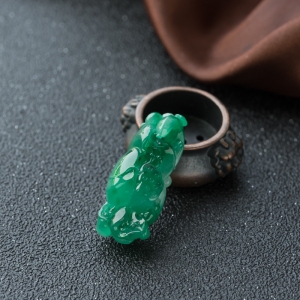糯冰种翠绿翡翠莲花吊坠