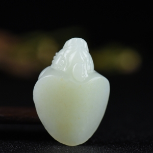 籽料和田白玉龙龟吊坠