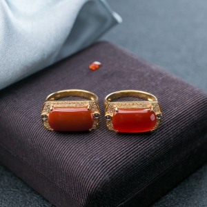 18K玫瑰红南红戒指（两件）