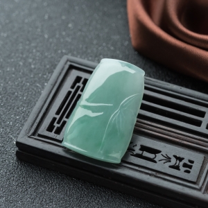 糯冰种浅绿翡翠节节高升吊坠
