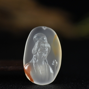 冰飘南红美人吊坠