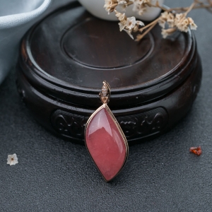 18K红纹石随形吊坠