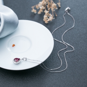 18K鸽血红红宝石吊坠