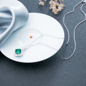 18K鲜绿祖母绿吊坠