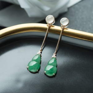18K糯冰种翠绿翡翠福禄耳坠