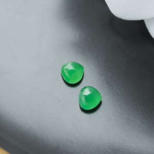 糯冰种翠绿翡翠戒面（两粒）
