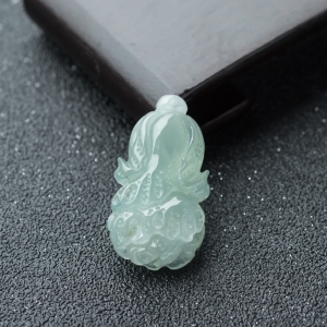 糯冰种浅绿翡翠百财吊坠