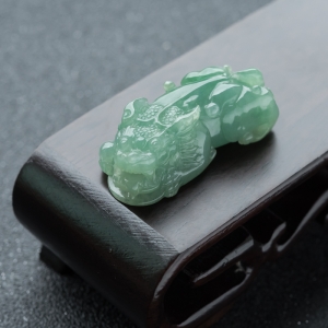 糯冰种浅绿翡翠貔貅吊坠
