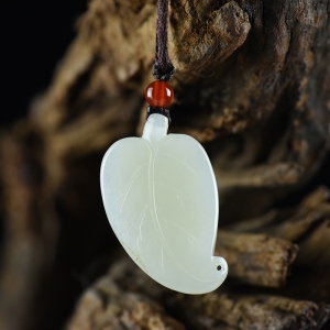 籽料和田白玉金枝玉叶吊坠