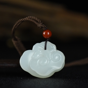 籽料和田白玉如意吊坠
