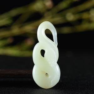 籽料和田白玉巳蛇吊坠