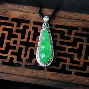 18k糯冰种翠绿翡翠连中三元吊坠