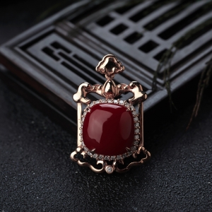 18K阿卡牛血红珊瑚吊坠