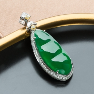 18K冰种翠绿翡翠福豆吊坠