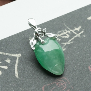 18K糯冰种苹果绿翡翠福瓜吊坠