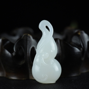 山料和田羊脂白玉灵猴献寿吊坠