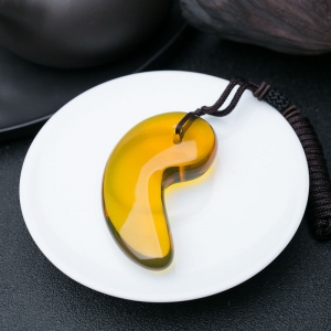 墨西哥蓝珀勾玉形吊坠